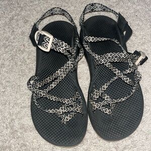 Chaco ZW/ Duel Strap: Cloud walking

SIZE: 9